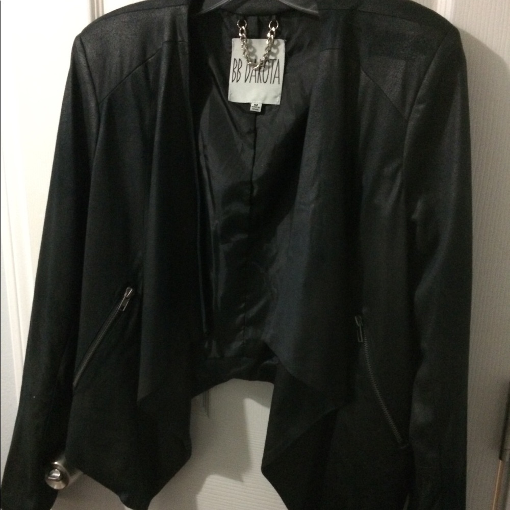 BB DAKOTA leather like Black angled jacket